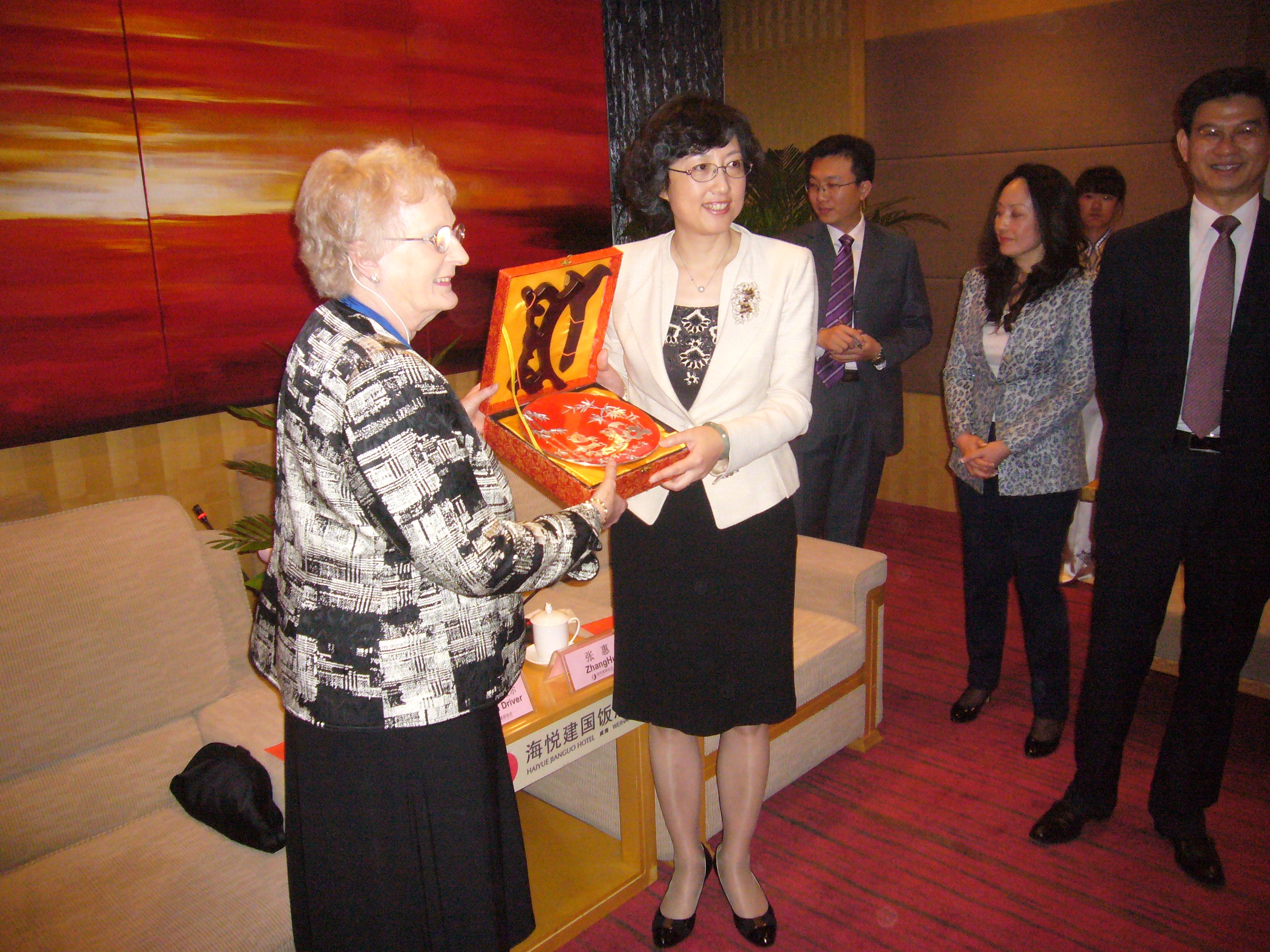 Mayor receiving gift from Weihai official - April 2012