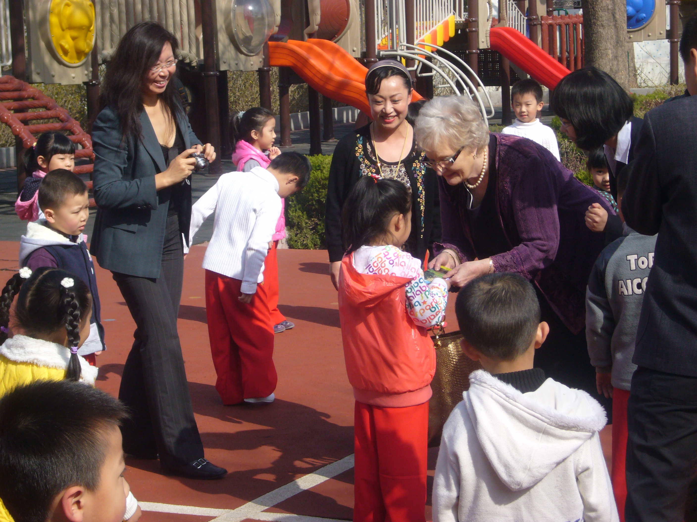 Mayor with Weihai children - April 2012