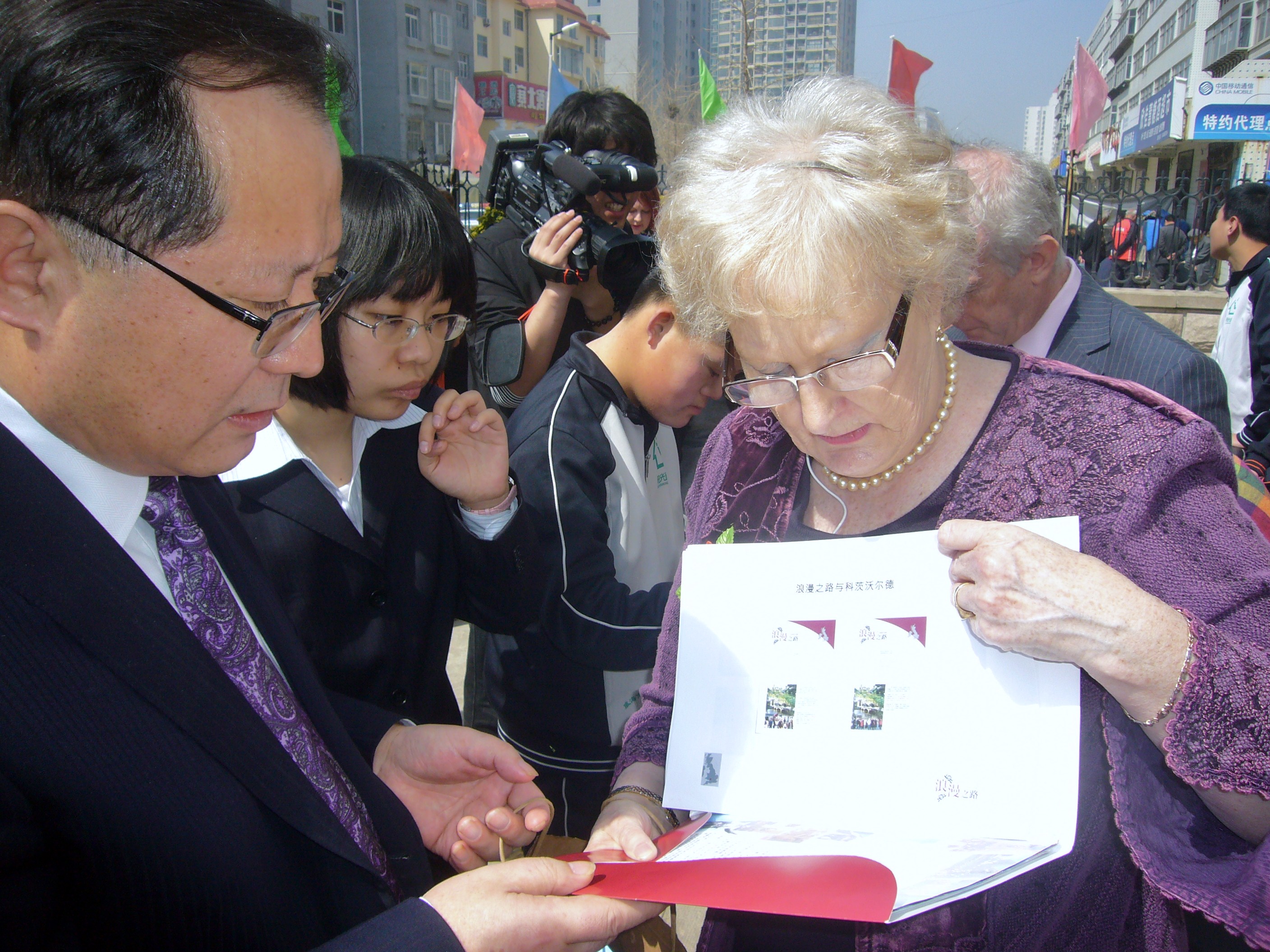 Mayor with Weihai official - April 2012